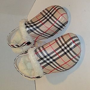 (NWT) INSPIRED PLAID CROCS
